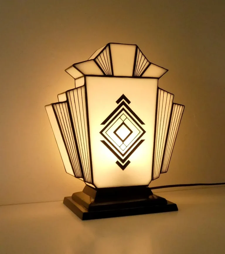Lampe Art Déco 1932 en vitrail Tiffany aux motifs géométriques