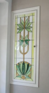 Tableau lumineux en vitrail style Art Nouveau avec motifs floraux