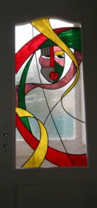 Vitrail contemporain figuratif intégré dans une porte d’entrée