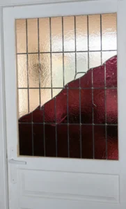 Vitrail traditionnel dans porte intérieure