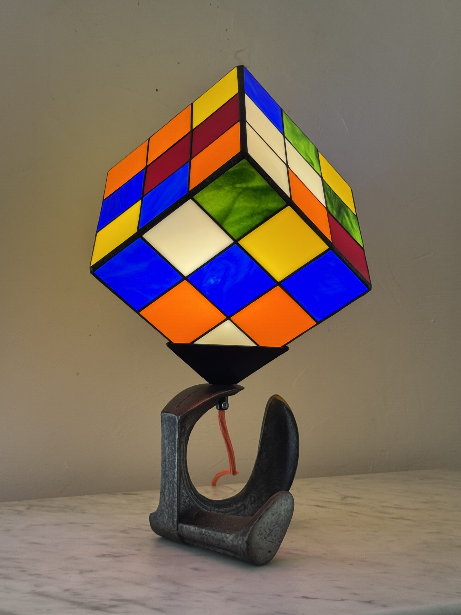 Lampe Art Contemporain "Le Nostal'Kub" en Vitrail Tiffany – Image 4