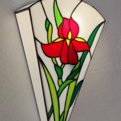 Applique murale Tiffany Art Nouveau en vitrail, motif iris rouge en verres colorés opalescents, éclairage mural décoratif.