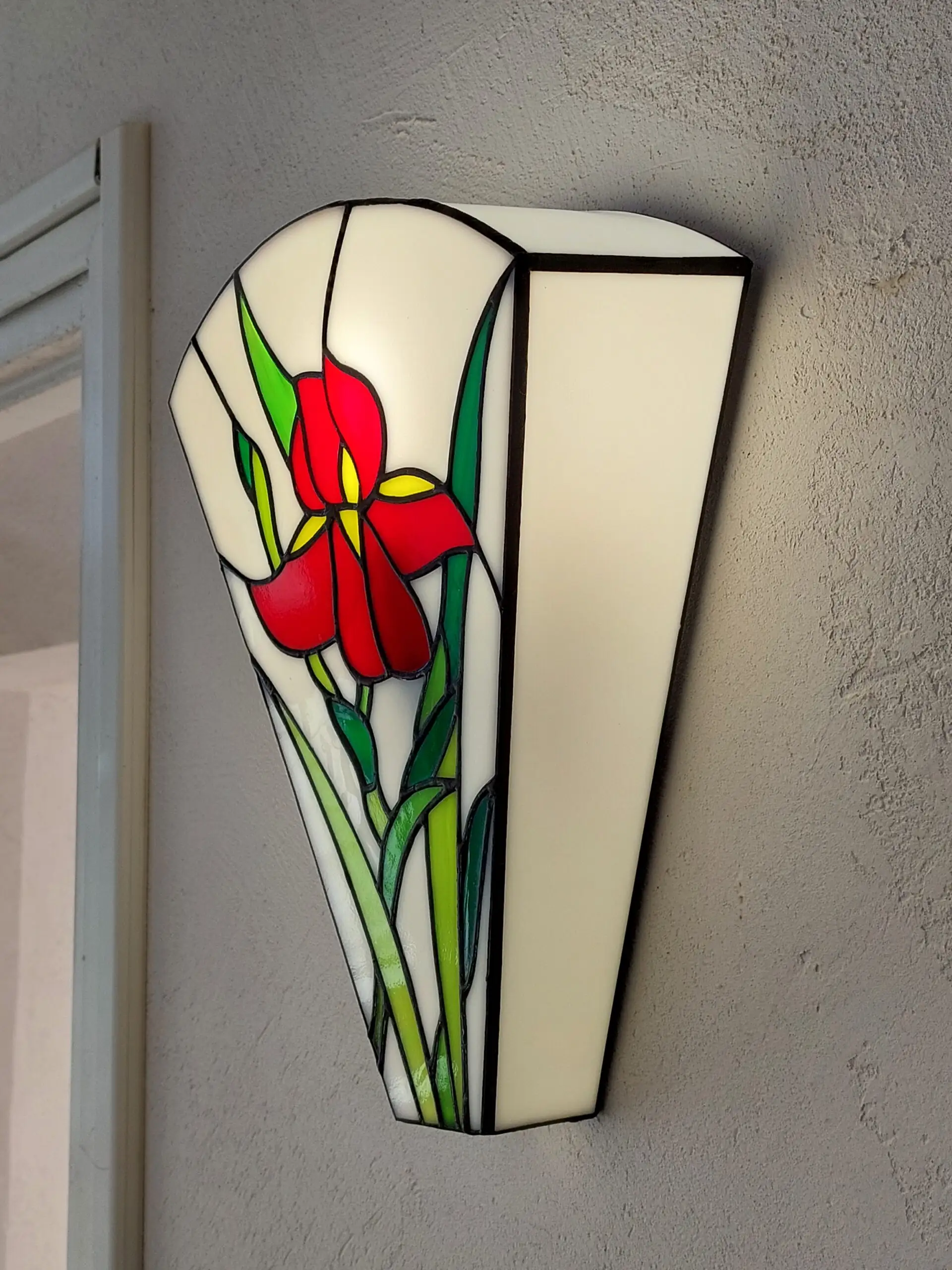 Applique murale Tiffany Art Nouveau en vitrail, motif iris rouge en verres colorés opalescents, éclairage mural décoratif.