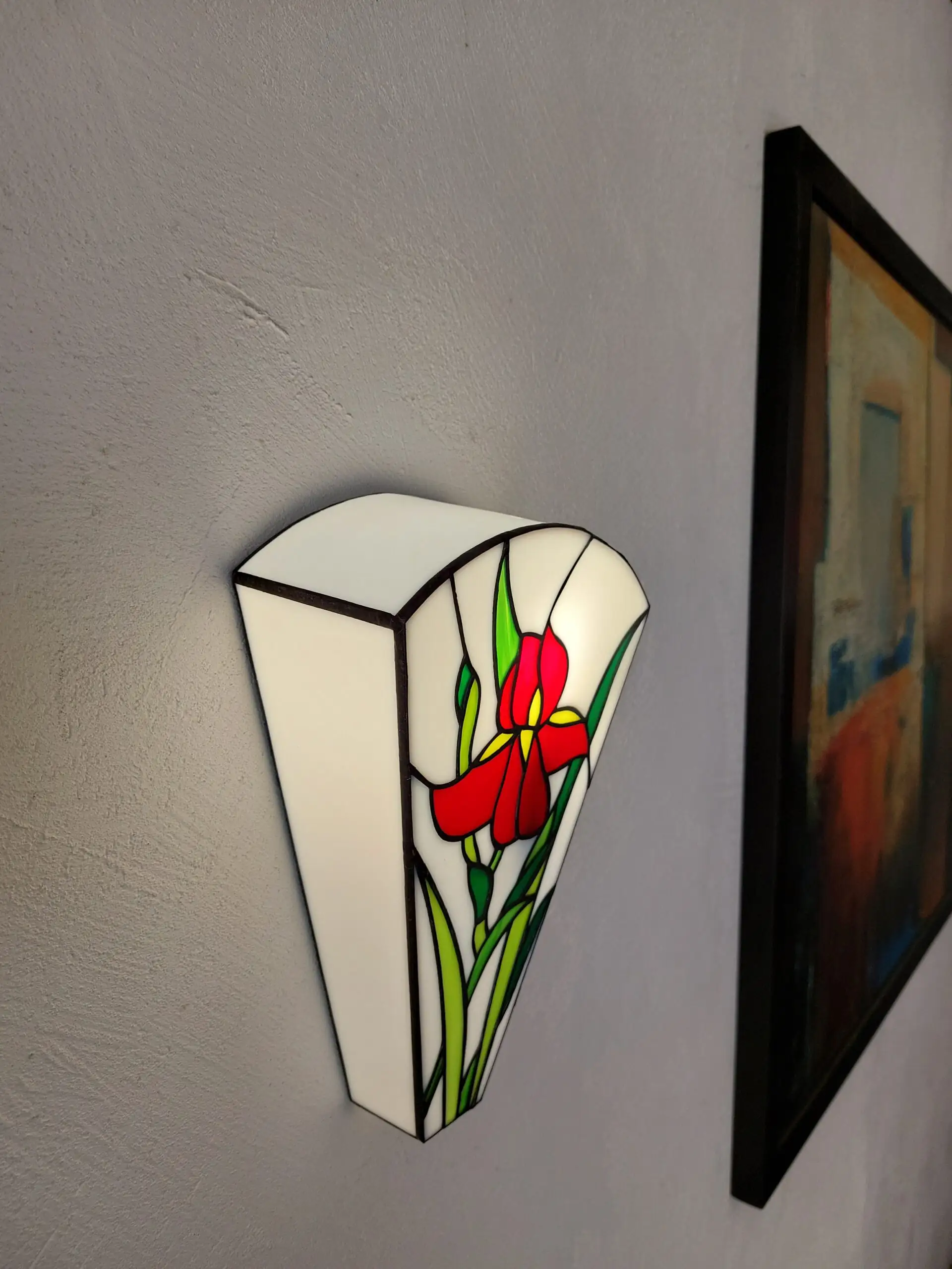 Applique murale Tiffany Art Nouveau en vitrail, motif iris rouge en verres colorés opalescents, éclairage mural décoratif.