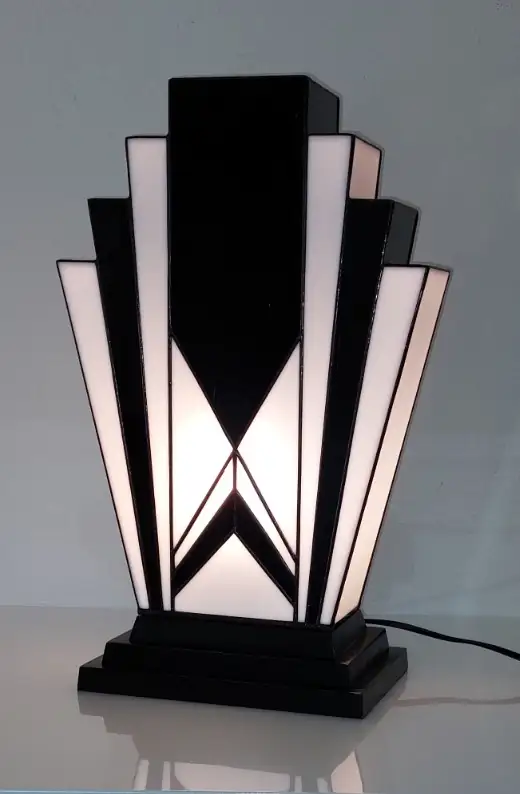 Lampe Art Déco en vitrail Tiffany noir et blanc, verres opalescents blanc perle et noir brillant, forme géométrique élancée, socle en chêne massif sculpté et teinté noir, création artisanale d’artiste verrier