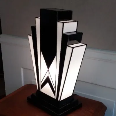 Lampe Art Déco en vitrail Tiffany noir et blanc, verres opalescents blanc perle et noir brillant, forme géométrique élancée, socle en chêne massif sculpté et teinté noir, création artisanale d’artiste verrier