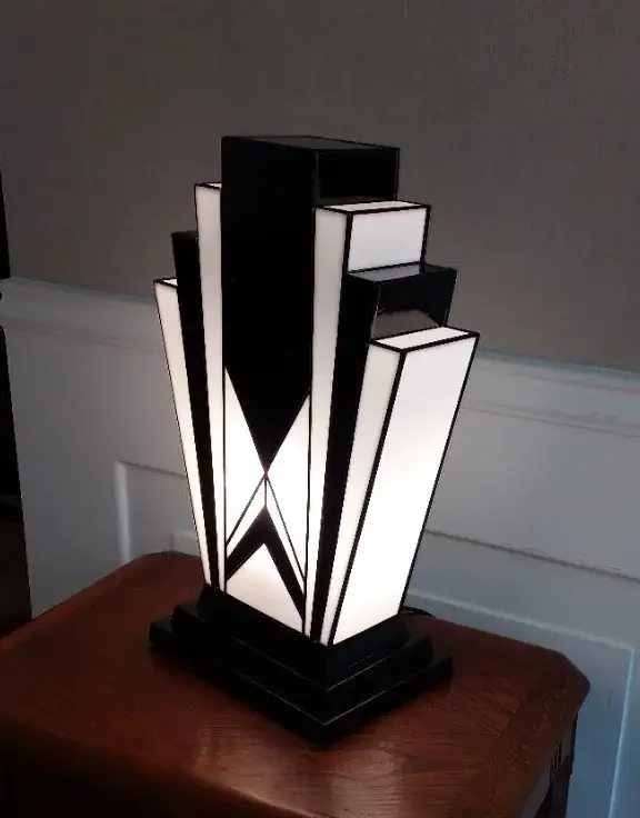 Lampe Art Déco en vitrail Tiffany noir et blanc, verres opalescents blanc perle et noir brillant, forme géométrique élancée, socle en chêne massif sculpté et teinté noir, création artisanale d’artiste verrier