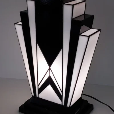 Lampe Art Déco en vitrail Tiffany noir et blanc, verres opalescents blanc perle et noir brillant, forme géométrique élancée, socle en chêne massif sculpté et teinté noir, création artisanale d’artiste verrier