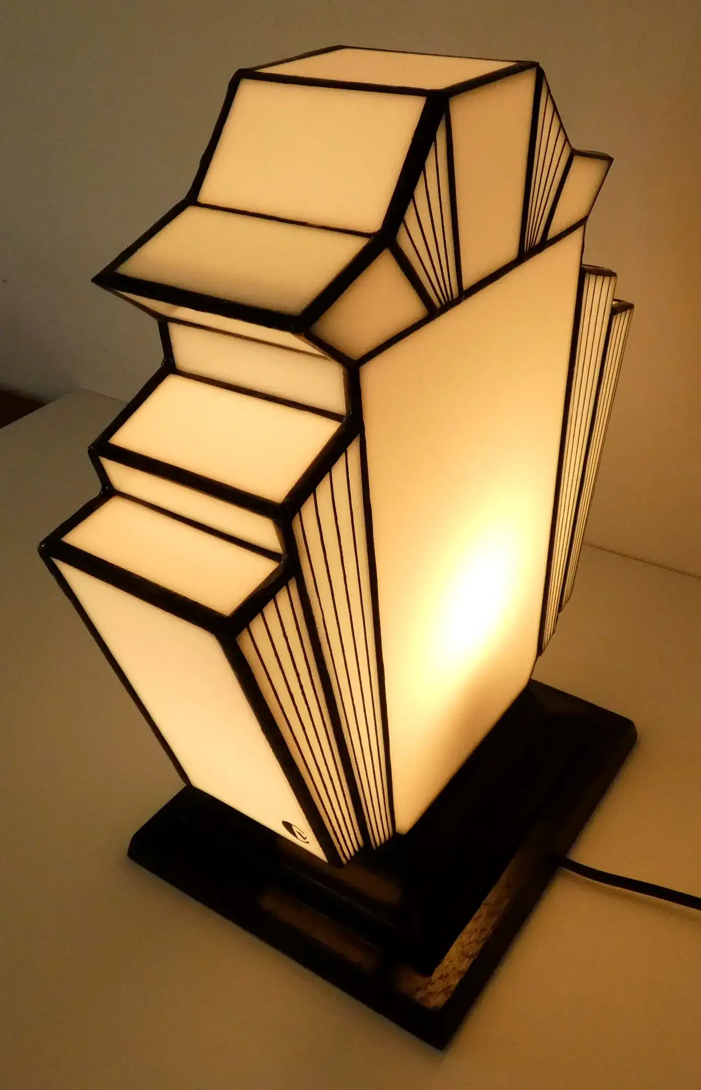 Lampe Art Déco en vitrail Tiffany blanc opalescent sur socle en chêne massif noir sculpté