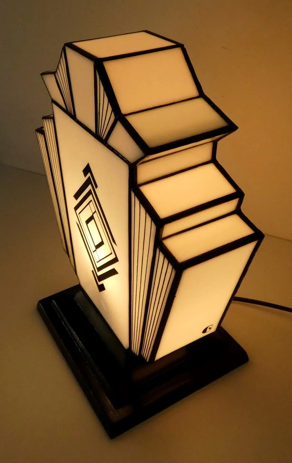 Lampe Art Déco en vitrail Tiffany blanc opalescent sur socle en chêne massif noir sculpté