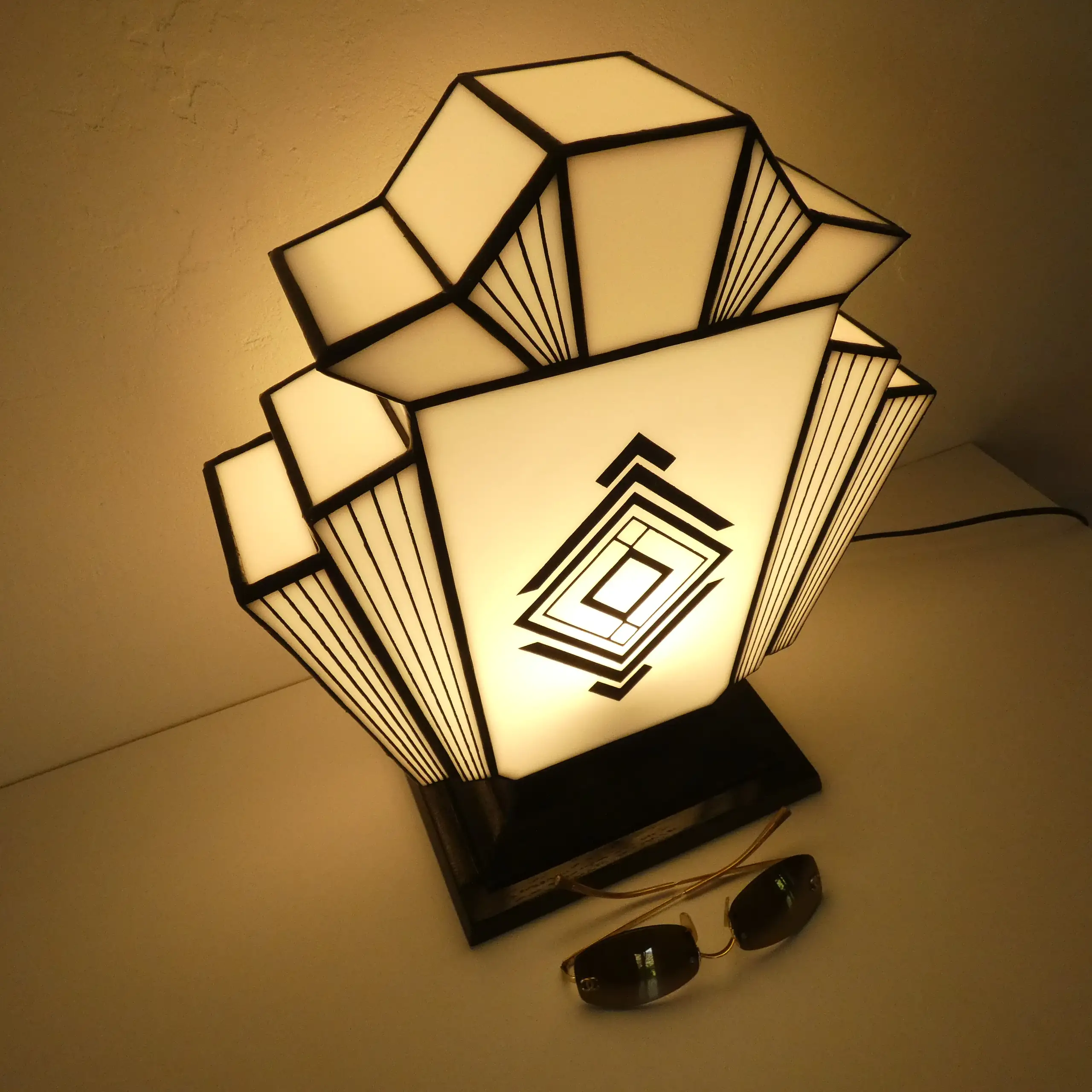 Lampe Art Déco en vitrail Tiffany blanc opalescent sur socle en chêne massif noir sculpté