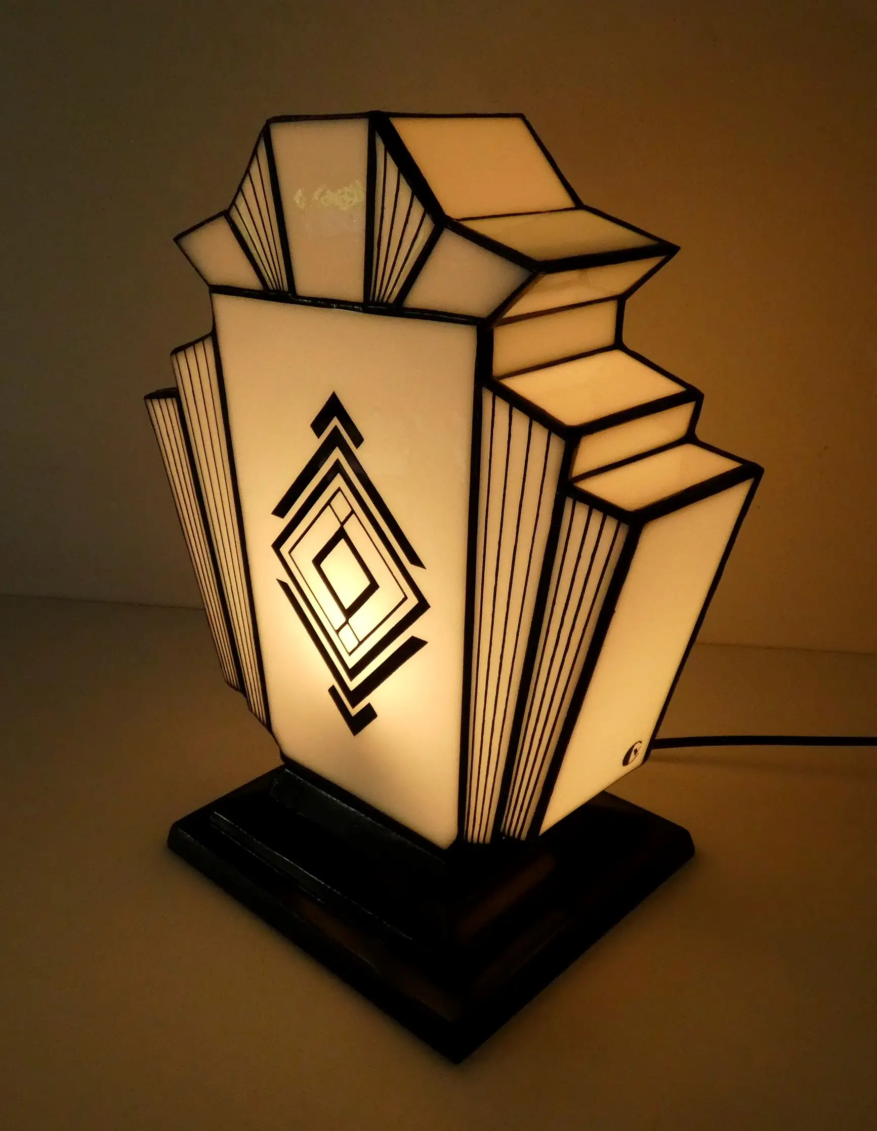 Lampe Art Déco en vitrail Tiffany blanc opalescent sur socle en chêne massif noir sculpté