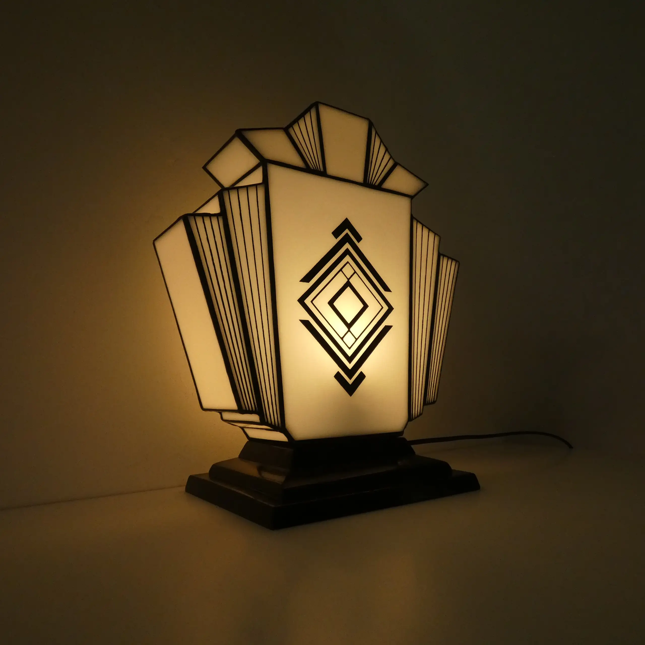 Lampe Art Déco en vitrail Tiffany blanc opalescent sur socle en chêne massif noir sculpté