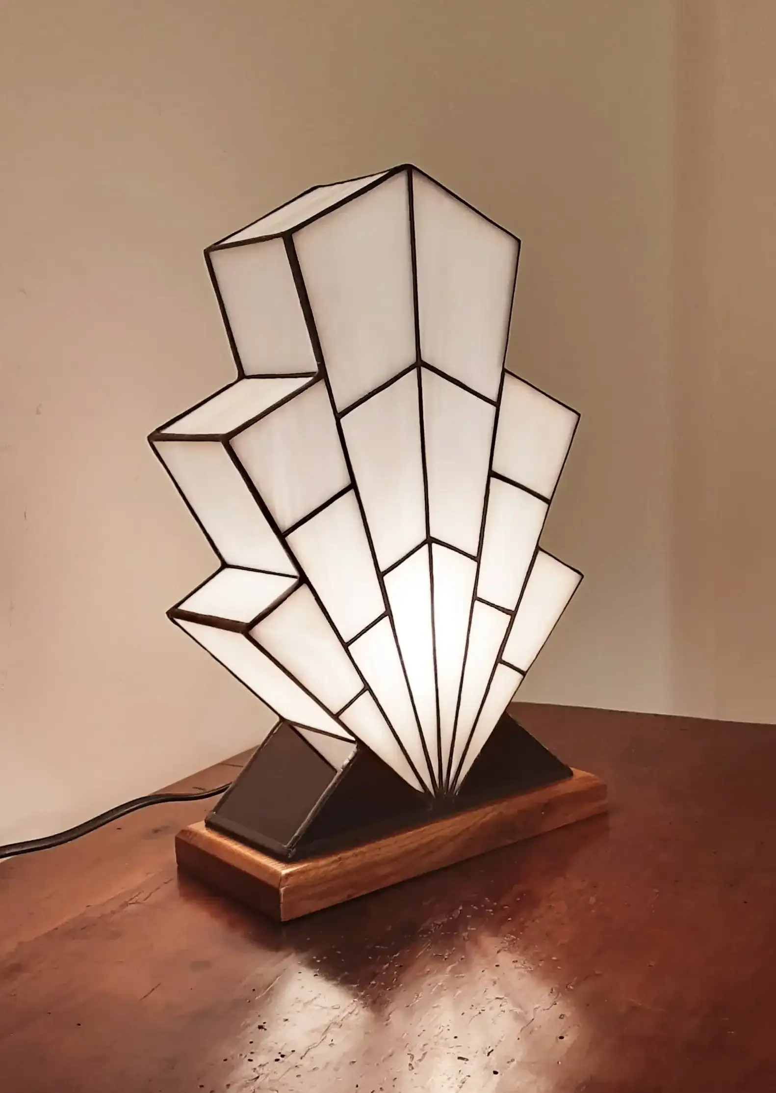 Lampe Art Déco en vitrail opalescent blanc, pied en verre noir et socle en chêne massif sculpté.