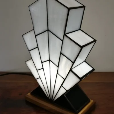 Lampe Art Déco en vitrail opalescent blanc, pied en verre noir et socle en chêne massif sculpté.