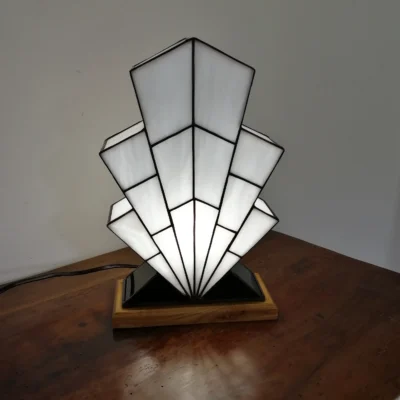 Lampe Art Déco en vitrail opalescent blanc, pied en verre noir et socle en chêne massif sculpté.