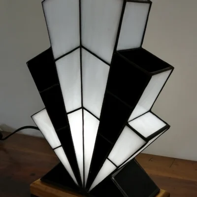 Lampe Art Déco artisanale en vitrail opalescent blanc et noir sur socle en chêne massif sculpté