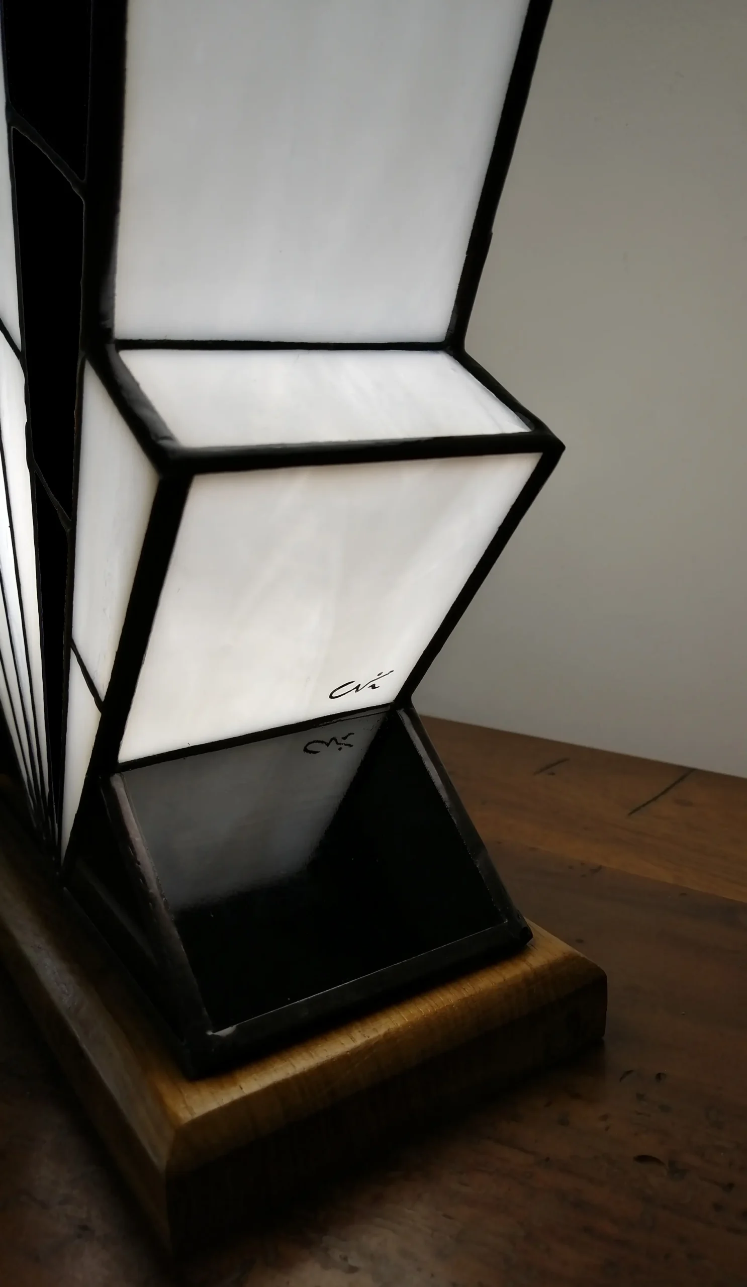 Lampe Art Déco artisanale en vitrail opalescent blanc et noir sur socle en chêne massif sculpté