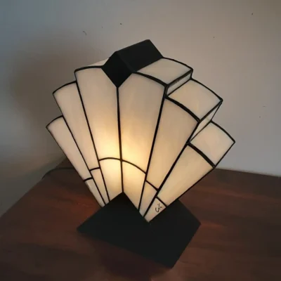 Lampe Art Déco verre opalescent blanc/noir symétrique sur socle chêne – éclairage chaleureux style vintage.