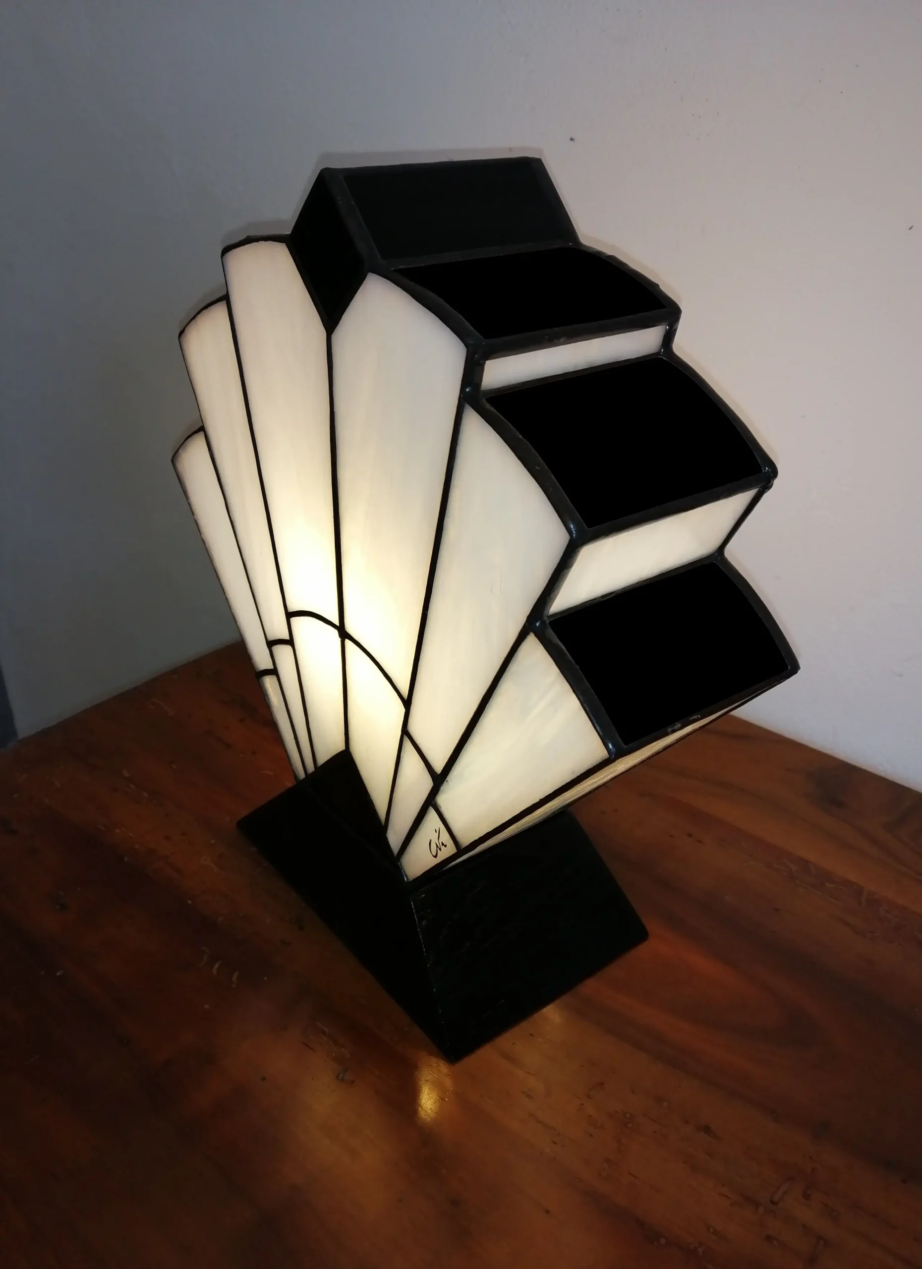 Lampe Art Déco en vitrail Tiffany blanc opalescent et verre noir brillant, création artisanale en verre thermoformé sur socle en chêne massif noir.