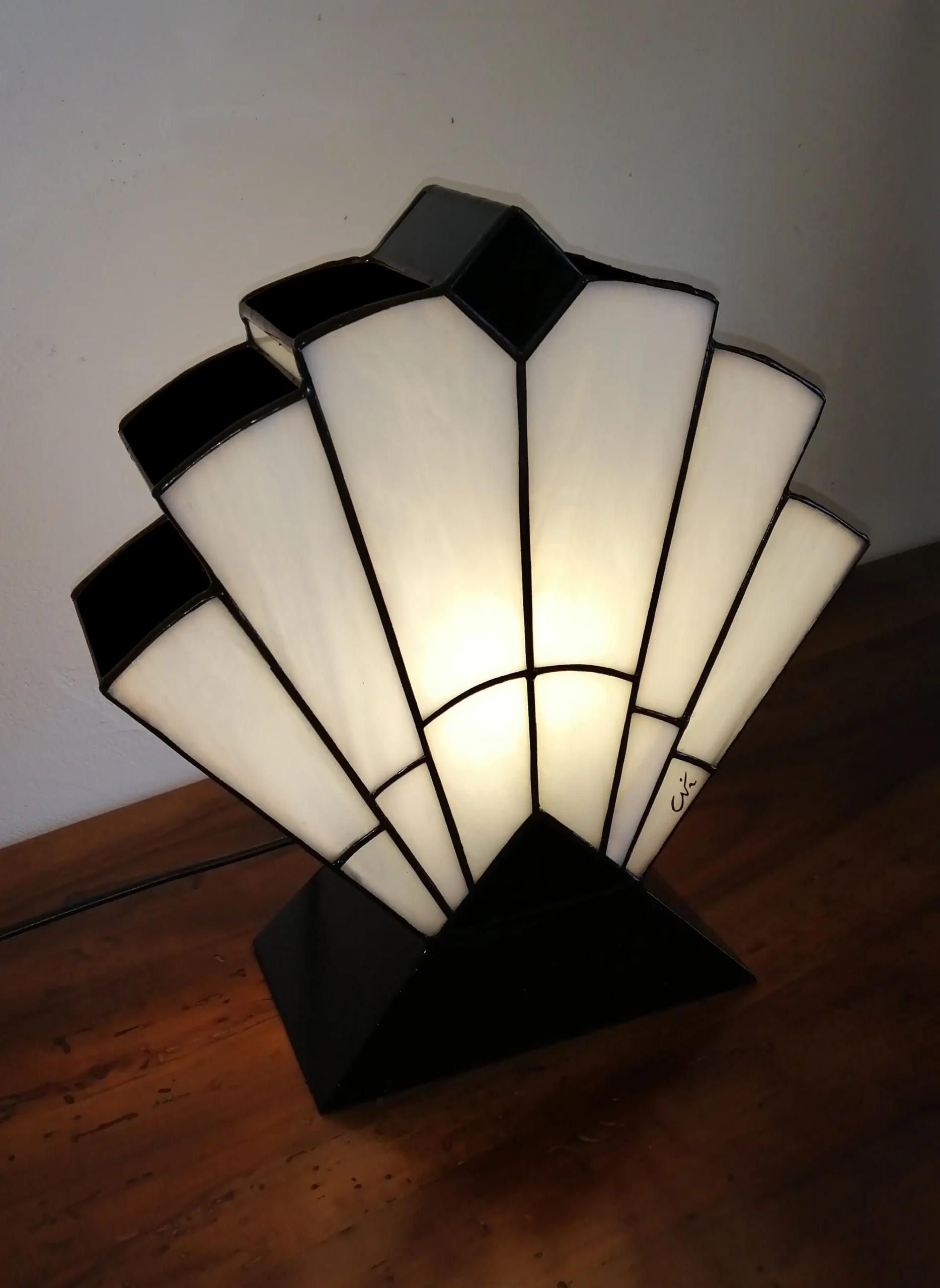 Lampe Art Déco en vitrail Tiffany blanc opalescent et verre noir brillant, création artisanale en verre thermoformé sur socle en chêne massif noir.