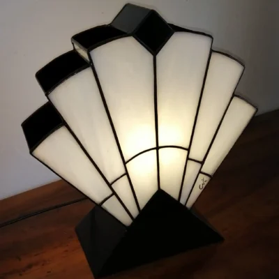 Lampe Art Déco en vitrail Tiffany blanc opalescent et verre noir brillant, création artisanale en verre thermoformé sur socle en chêne massif noir.