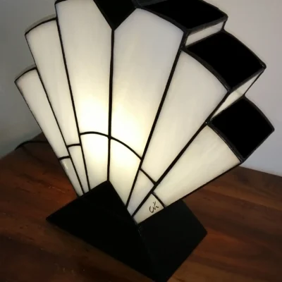 Lampe Art Déco en vitrail Tiffany blanc opalescent et verre noir brillant, création artisanale en verre thermoformé sur socle en chêne massif noir.