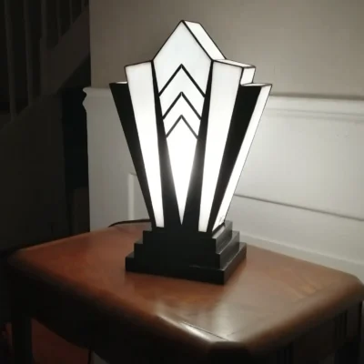 Lampe Art Déco en verre opalescent blanc et noir sur socle en chêne massif teinté noir