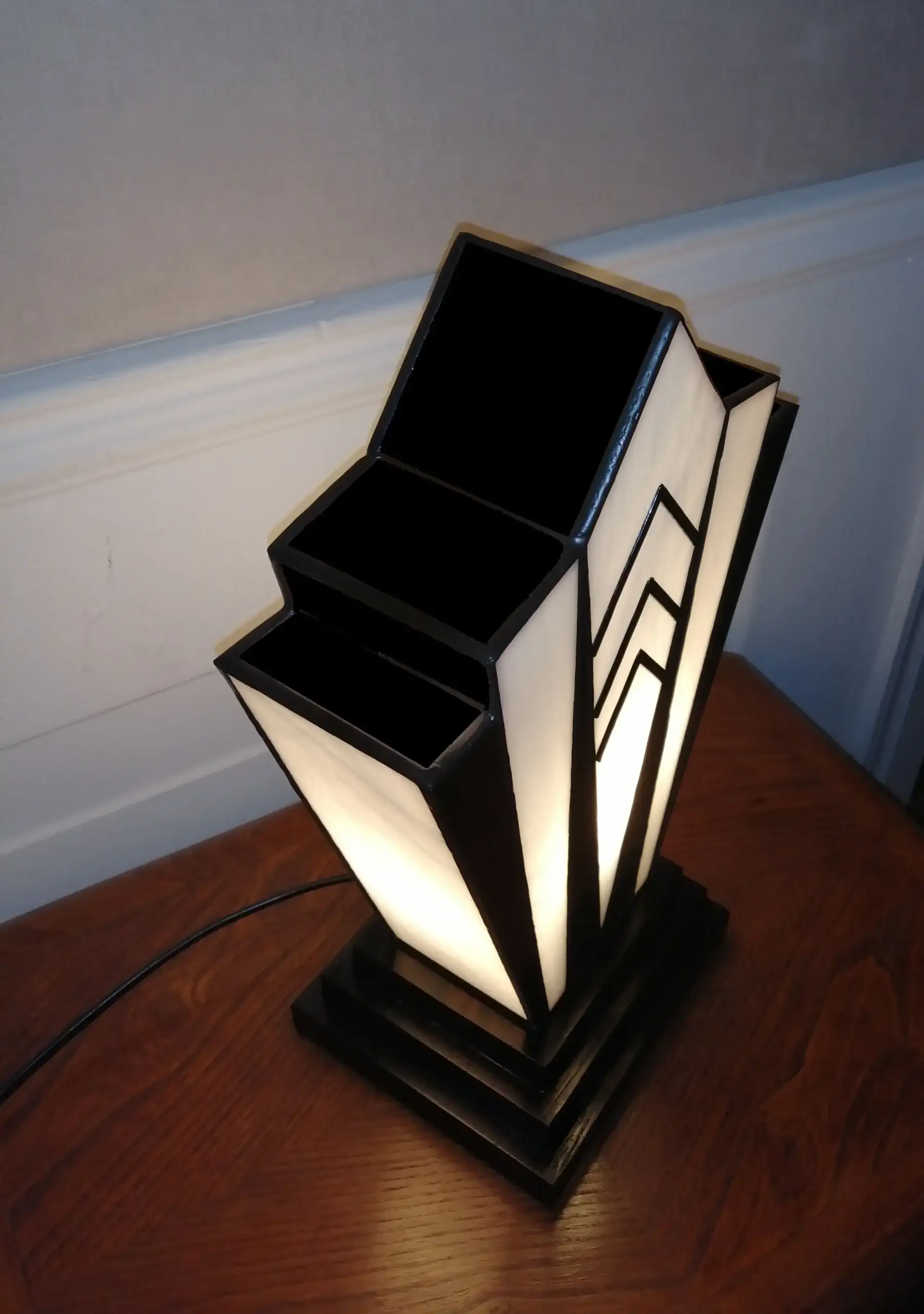 Lampe Art Déco Tiffany noir et blanc en vitrail artisanal, socle en chêne massif sculpté.
