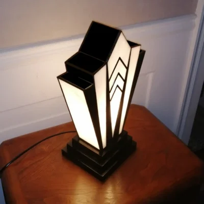 Lampe Art Déco Tiffany noir et blanc en vitrail artisanal, socle en chêne massif sculpté.