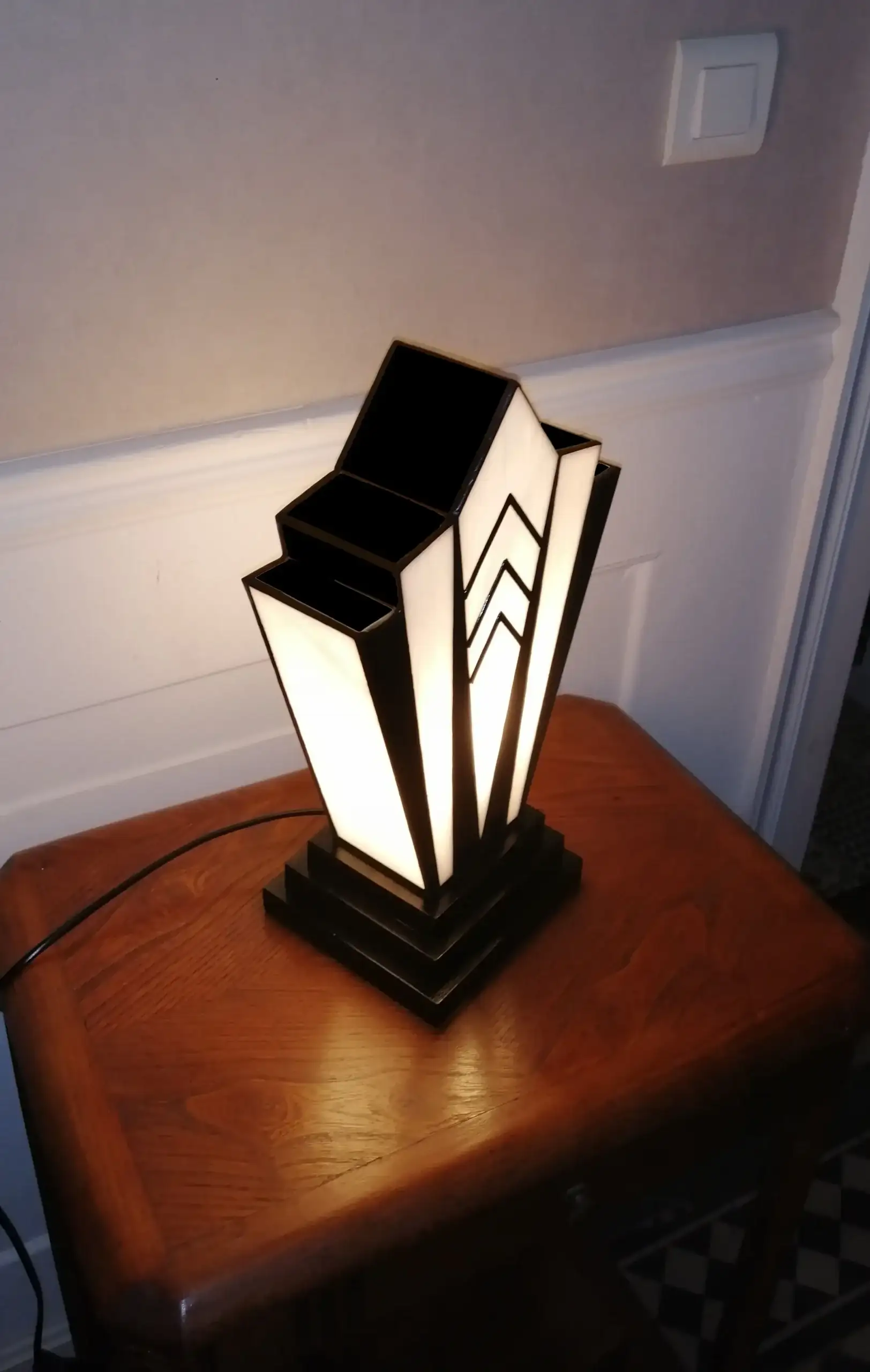 Lampe Art Déco Tiffany noir et blanc en vitrail artisanal, socle en chêne massif sculpté.