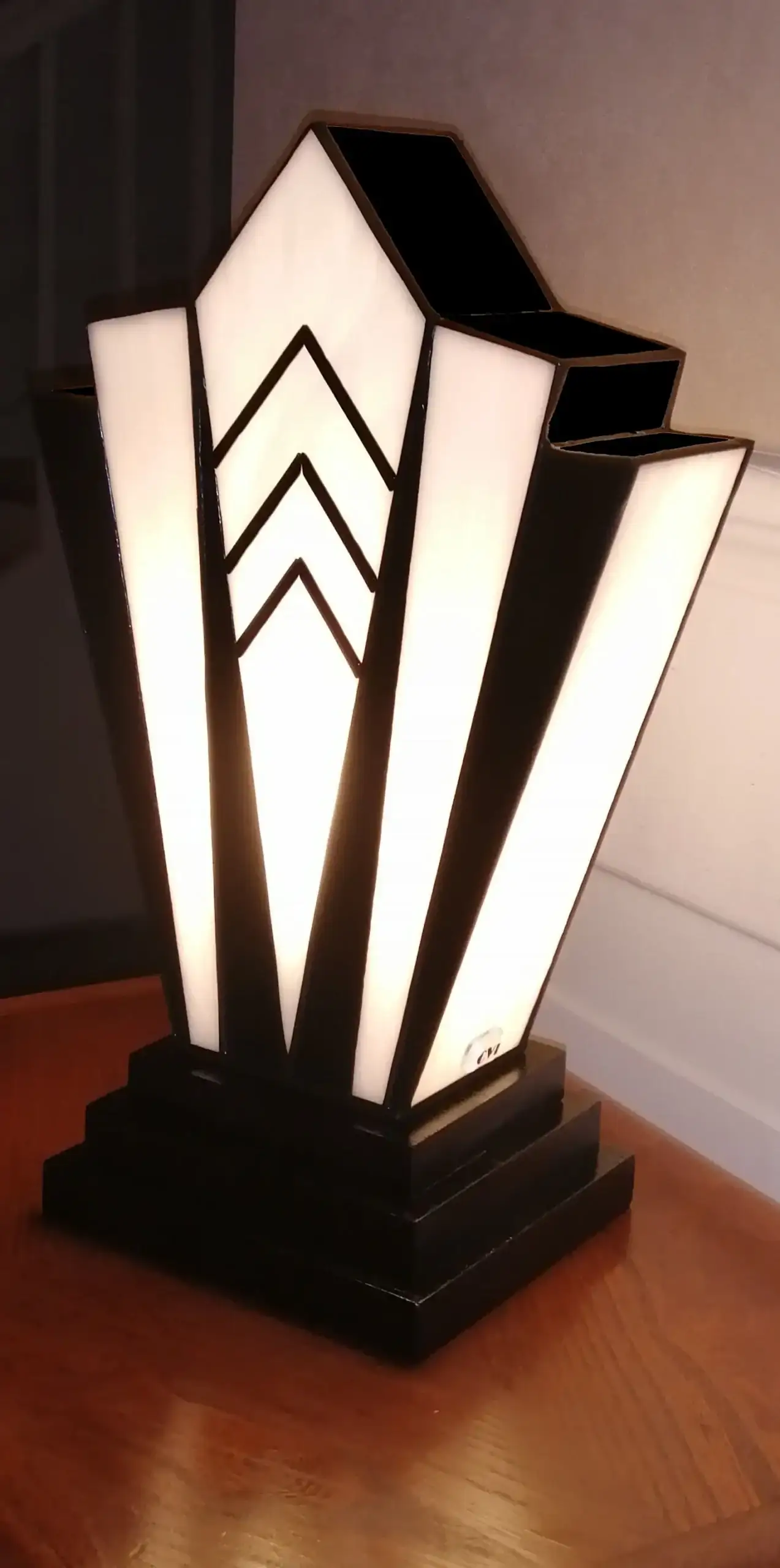 Lampe Art Déco Tiffany noir et blanc en vitrail artisanal, socle en chêne massif sculpté.