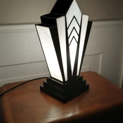 Lampe Art Déco Tiffany noir et blanc en vitrail artisanal, socle en chêne massif sculpté.