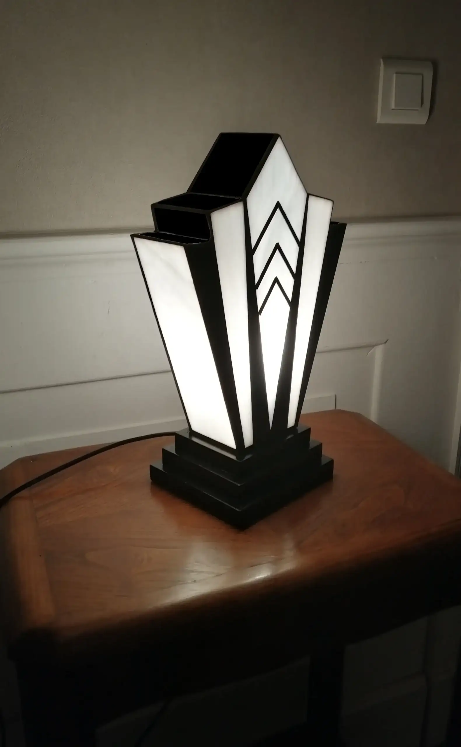 Lampe Art Déco Tiffany noir et blanc en vitrail artisanal, socle en chêne massif sculpté.