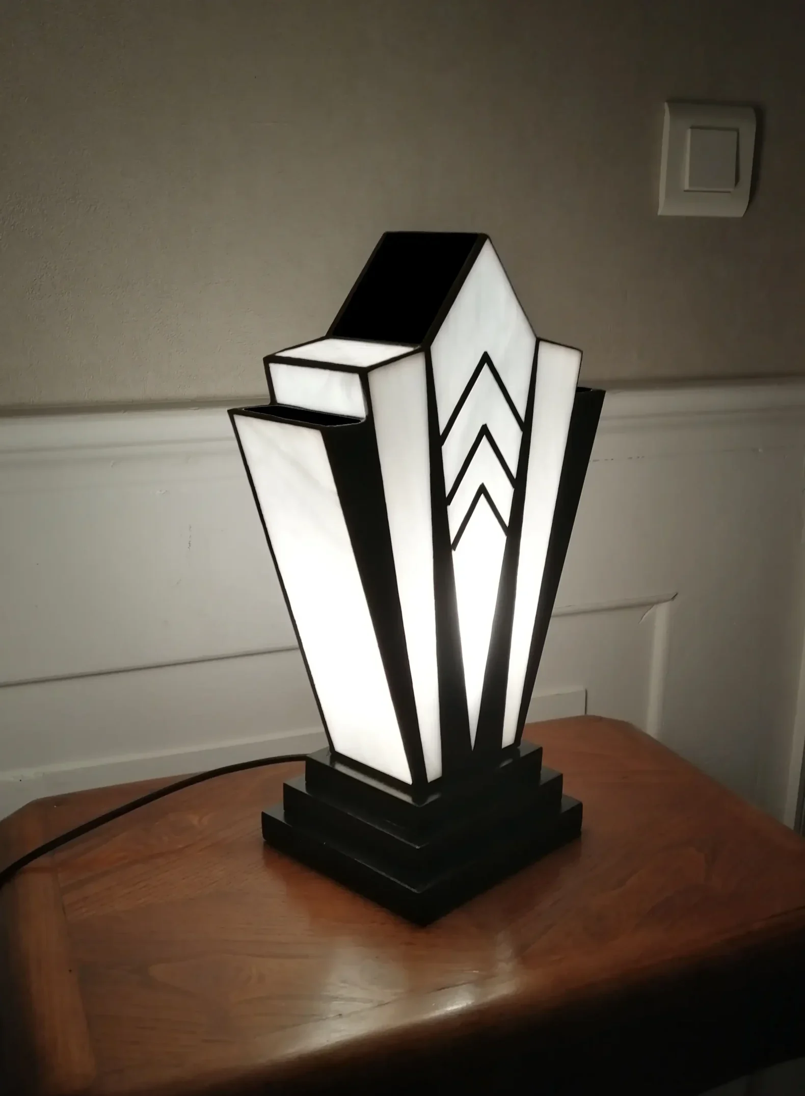 Lampe Art Déco Tiffany noir et blanc en vitrail artisanal, socle en chêne massif sculpté.