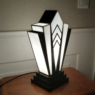 Lampe Art Déco Tiffany noir et blanc en vitrail artisanal, socle en chêne massif sculpté.