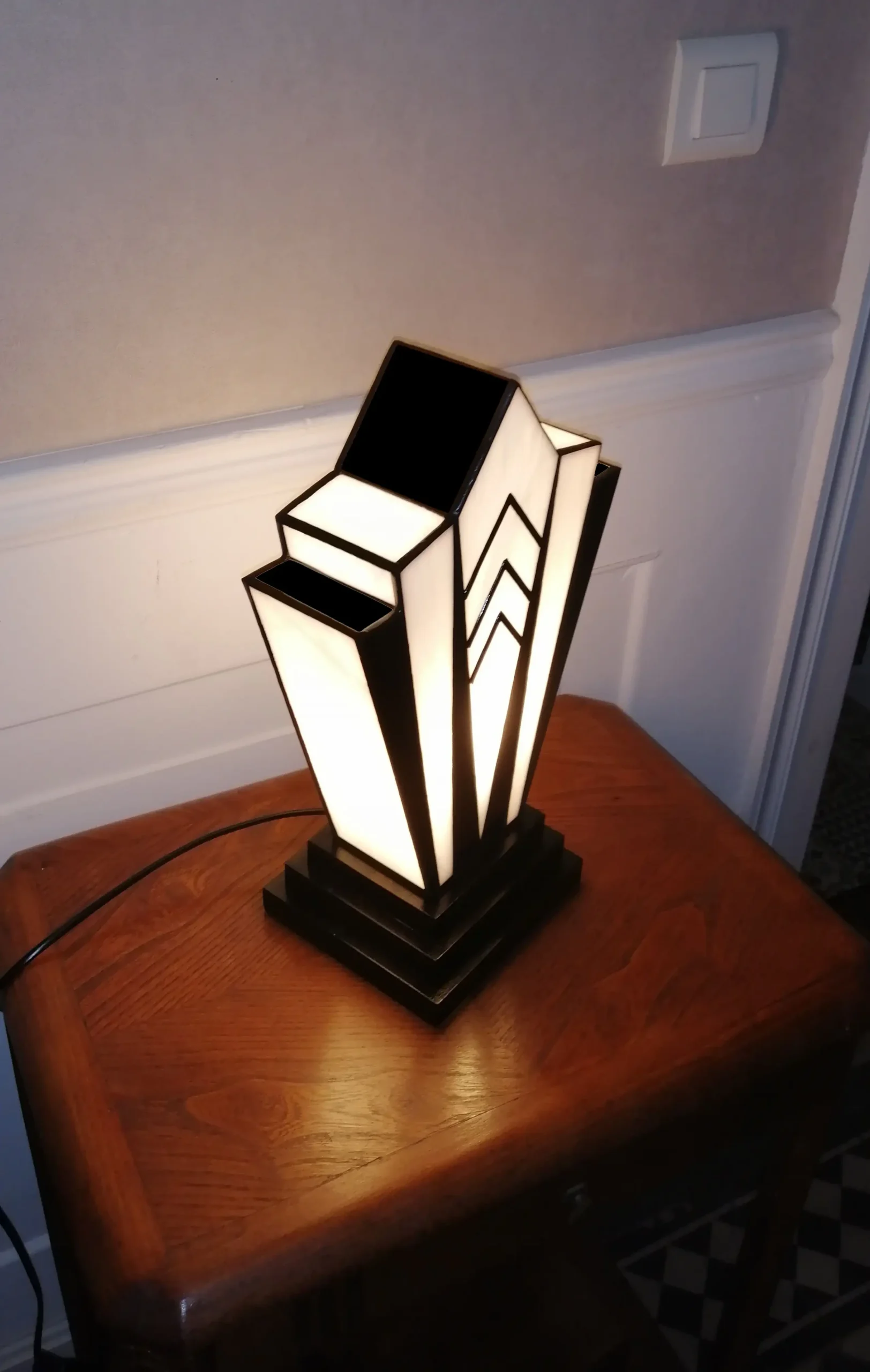 Lampe Art Déco Tiffany noir et blanc en vitrail artisanal, socle en chêne massif sculpté.