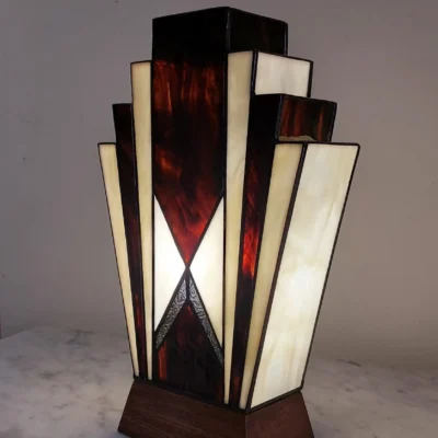 Lampe de table style Art Déco en verre opalescent ivoire, marron et doré, montée sur un socle en chêne massif teinté, éclairée avec une lumière chaude