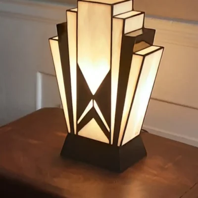 Lampe Art Déco artisanale en verre opalescent blanc perle et noir avec socle en chêne massif sculpté