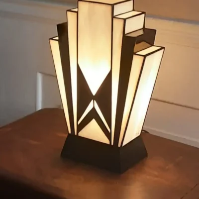 Lampe Art Déco artisanale en verre opalescent blanc perle et noir avec socle en chêne massif sculpté