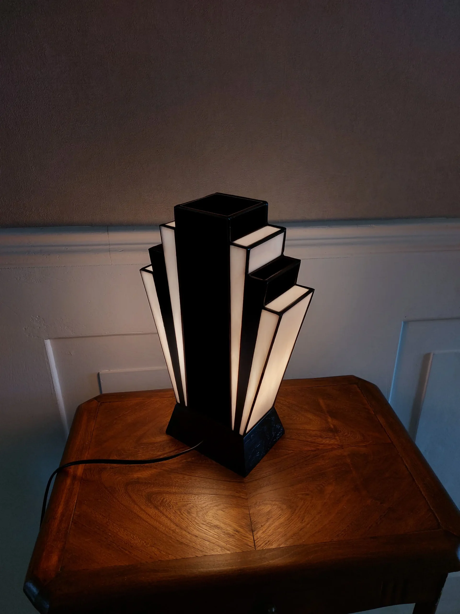 Lampe Art Déco artisanale en verre opalescent blanc pur et noir glacé, création d’artiste-verrier diffusant une lumière élégante et structurée.