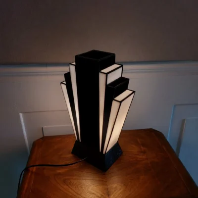 Lampe Art Déco artisanale en verre opalescent blanc pur et noir glacé, création d’artiste-verrier diffusant une lumière élégante et structurée.