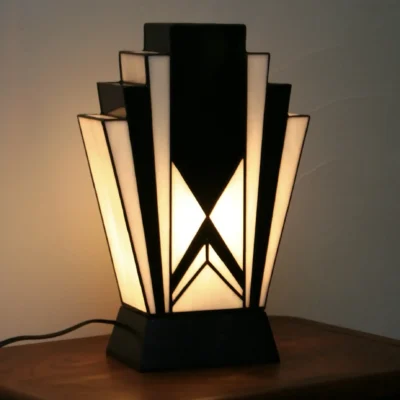 Lampe Art Déco artisanale en verre opalescent blanc pur et noir glacé, création d’artiste-verrier diffusant une lumière élégante et structurée.