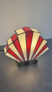 Lampe Art Déco Sunburst en vitrail Tiffany rose et blanc perlé sur socle en chêne noir sculpté