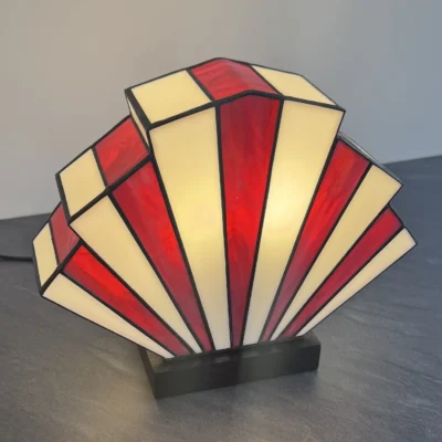 Lampe Art Déco Sunburst en vitrail Tiffany rose et blanc perlé sur socle en chêne noir sculpté