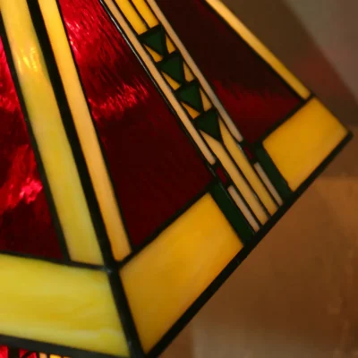 Lampe Art Déco Tiffany en vitrail rouge et multicolore, fabriquée à la main, avec socle en chêne massif sculpté.