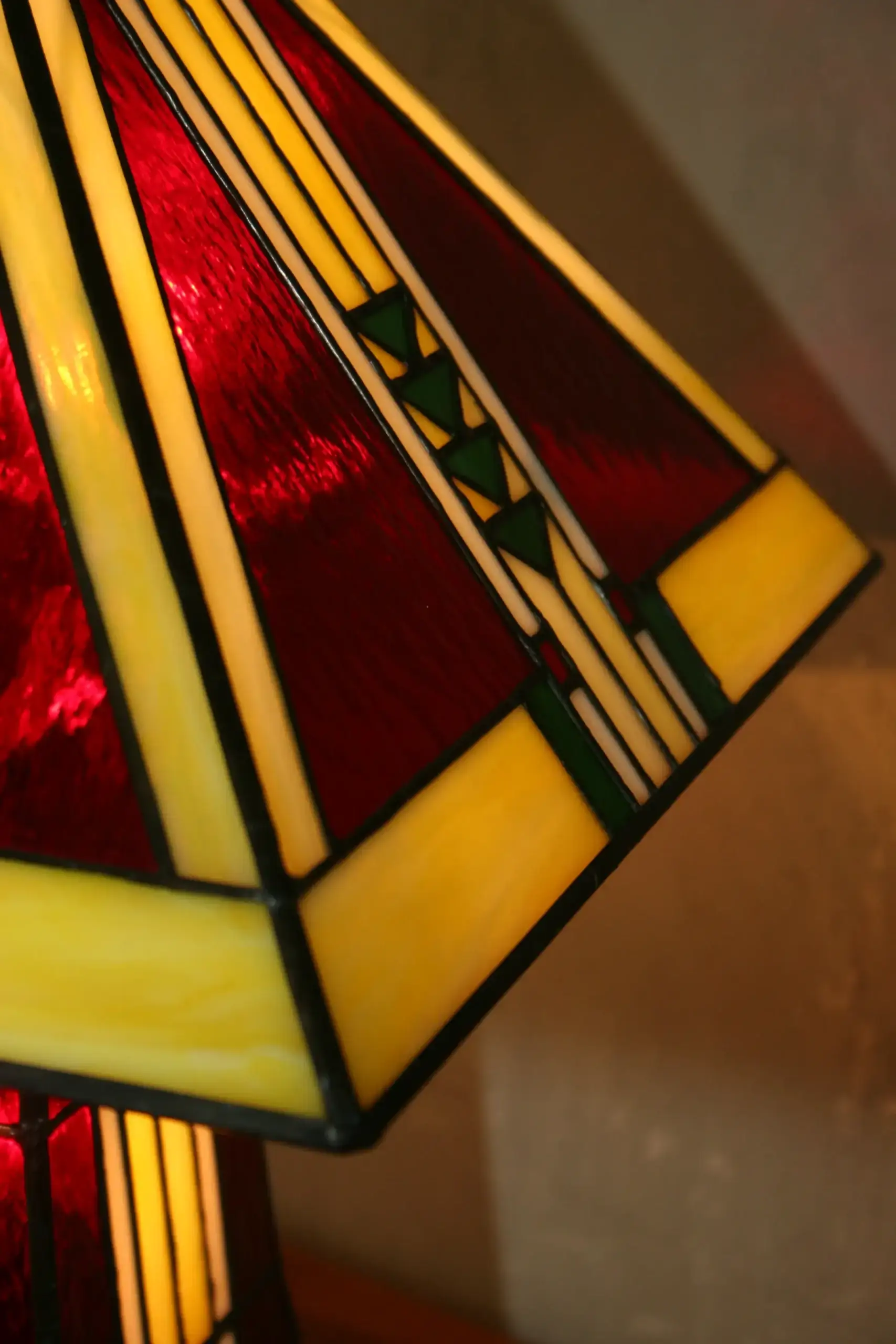 Lampe Art Déco Tiffany en vitrail rouge et multicolore, fabriquée à la main, avec socle en chêne massif sculpté.