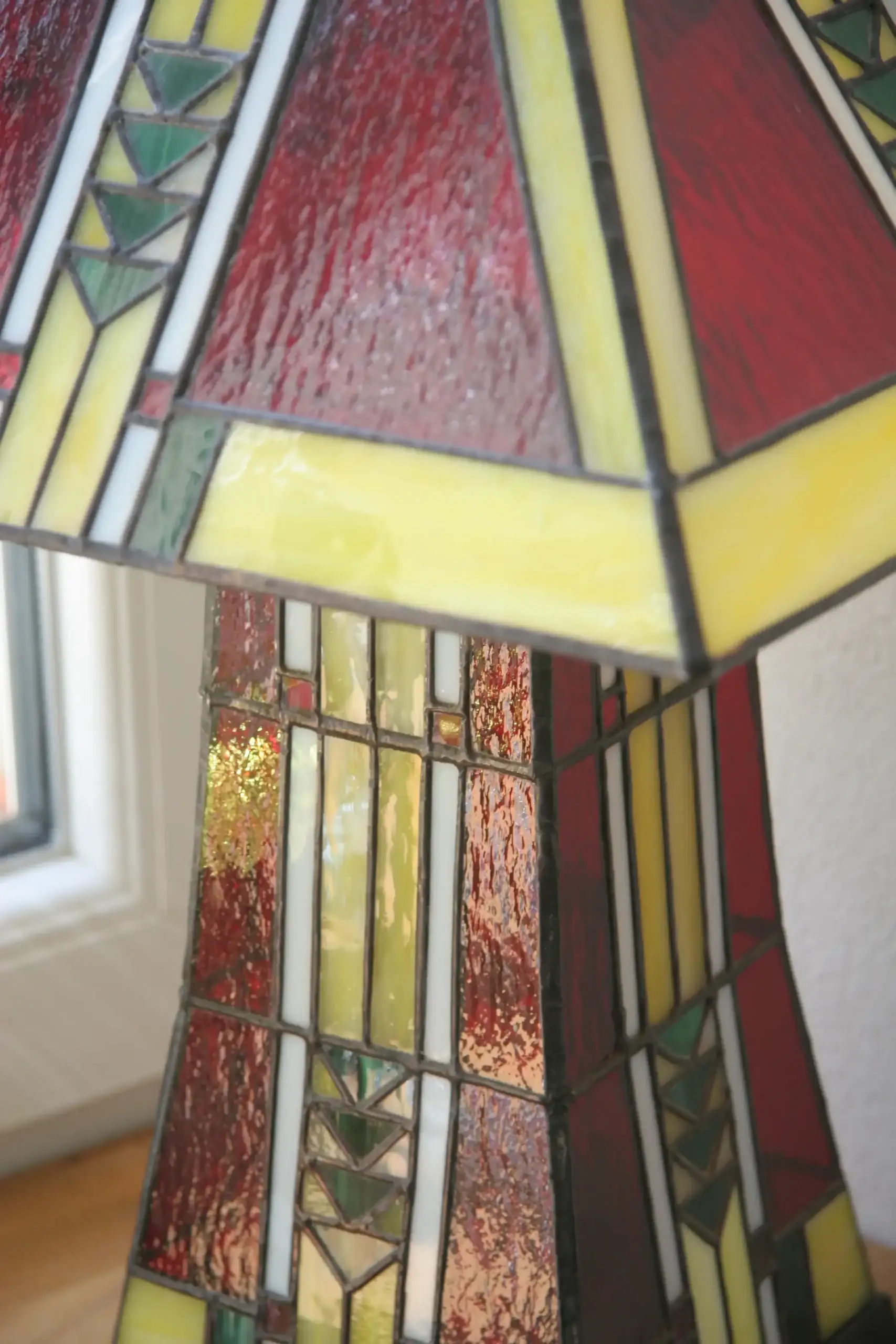 Lampe Art Déco Tiffany en vitrail rouge et multicolore, fabriquée à la main, avec socle en chêne massif sculpté.