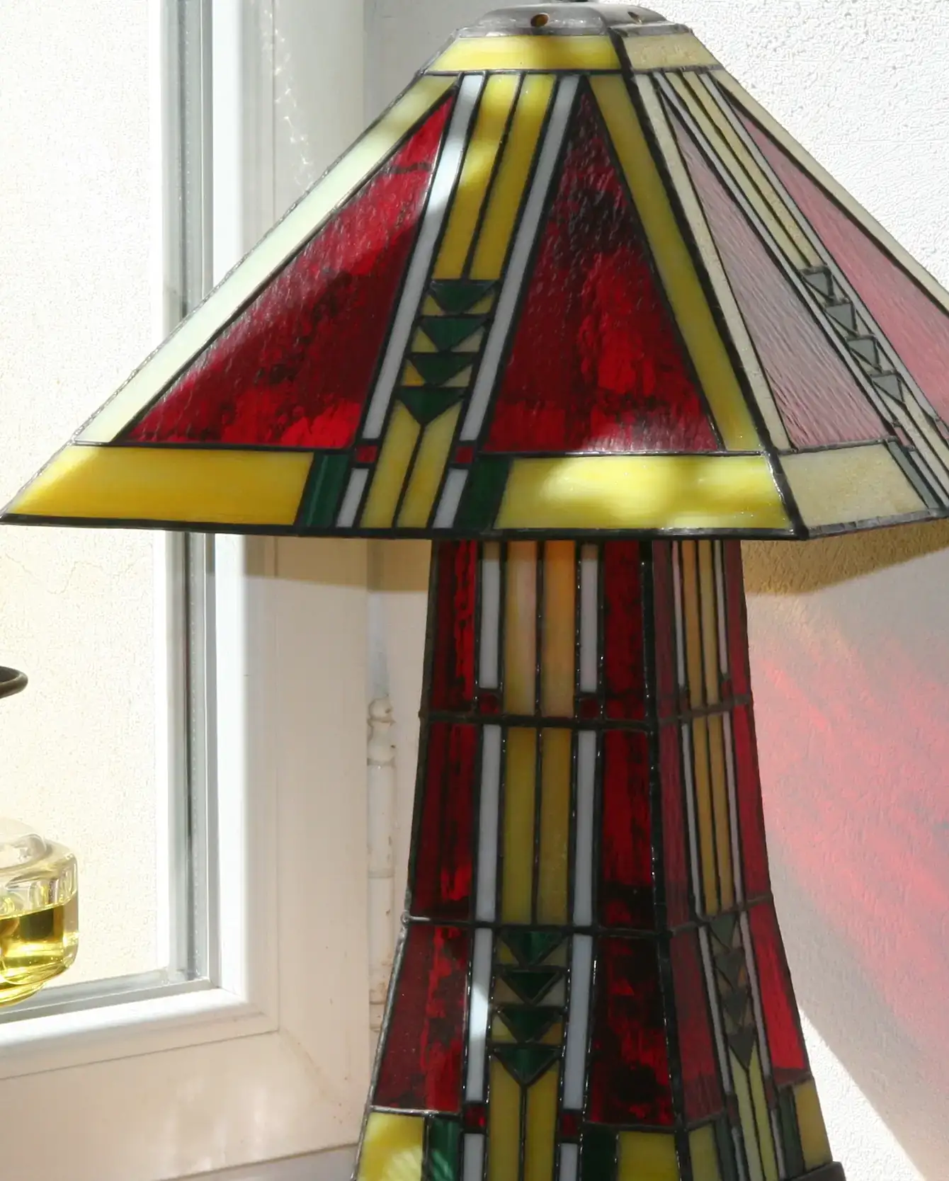 Lampe Art Déco Tiffany en vitrail rouge et multicolore, fabriquée à la main, avec socle en chêne massif sculpté.