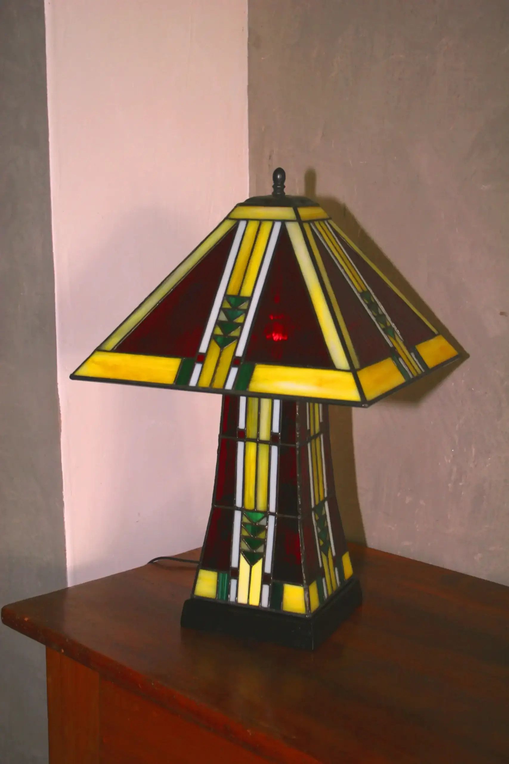Lampe Art Déco Tiffany en vitrail rouge et multicolore, fabriquée à la main, avec socle en chêne massif sculpté.